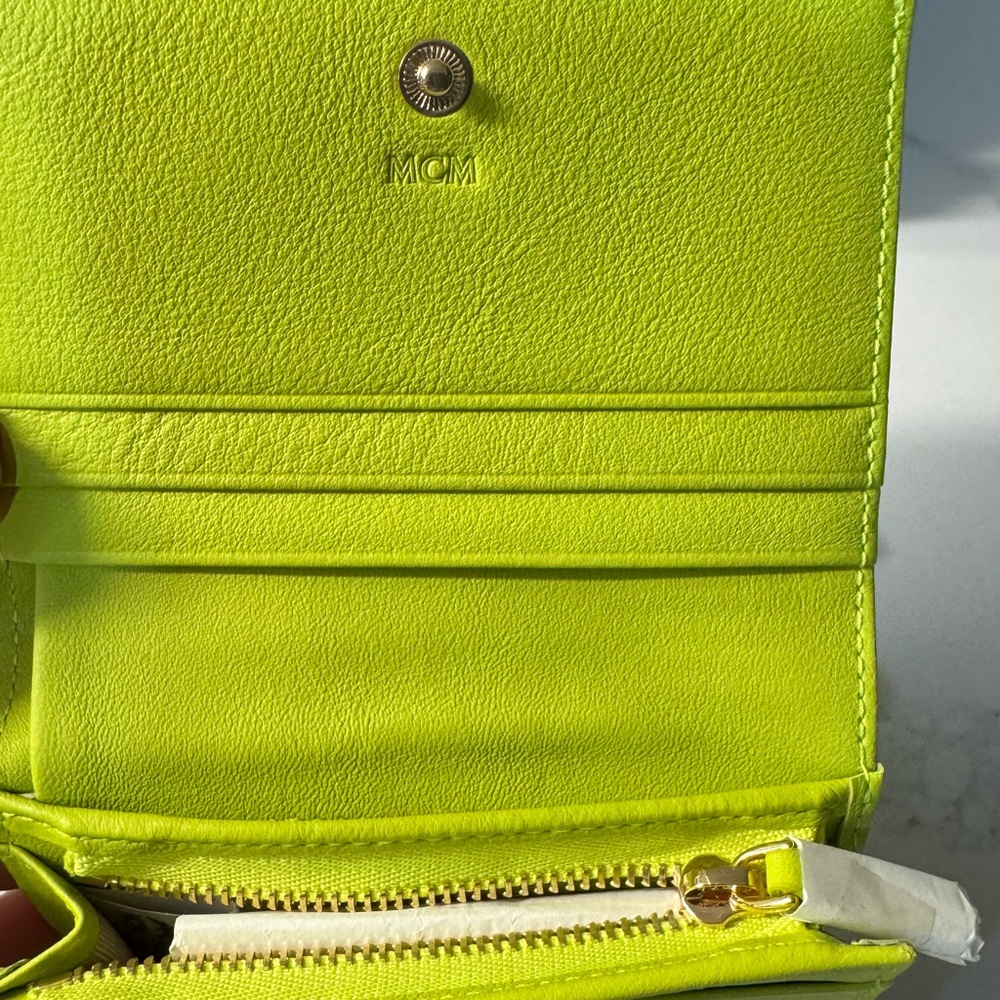 NIB MCM 🔥RARE Bifold Neon Wallet with COA, Dust Bag, and Box. - Picture 3 of 8